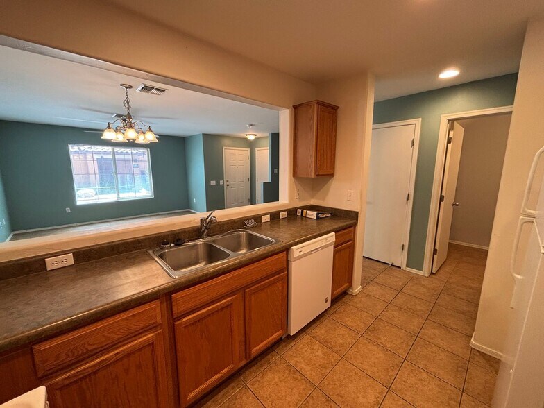 Building Photo - 6028 S Sweet Birch Ln