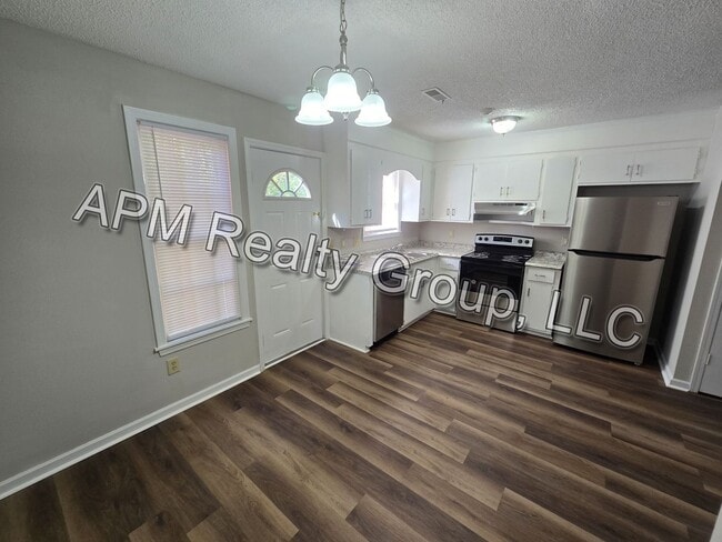 Building Photo - Updated Harbison Townhouse