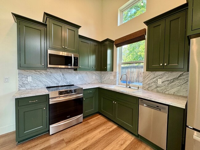 Building Photo - Custom Adorable Cottage Available in Folsom!