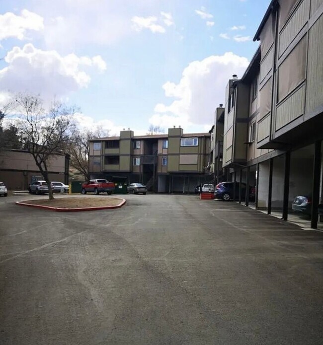 Building Photo - 2100 Highview Ct