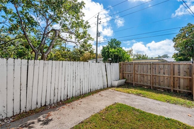 Building Photo - 1914 Dewey St