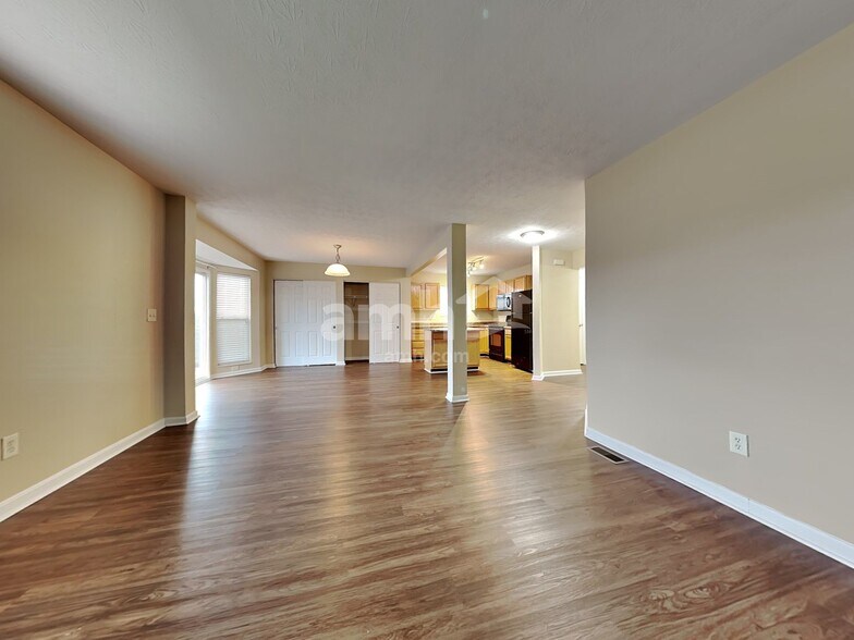 Building Photo - 10204 Meadow Glen Dr