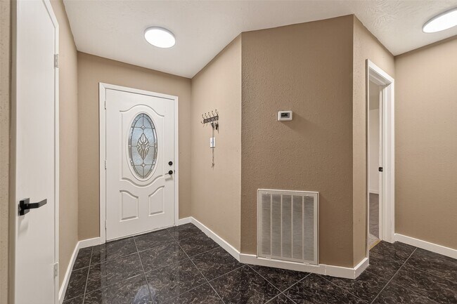 Building Photo - 614 Northaire Dr