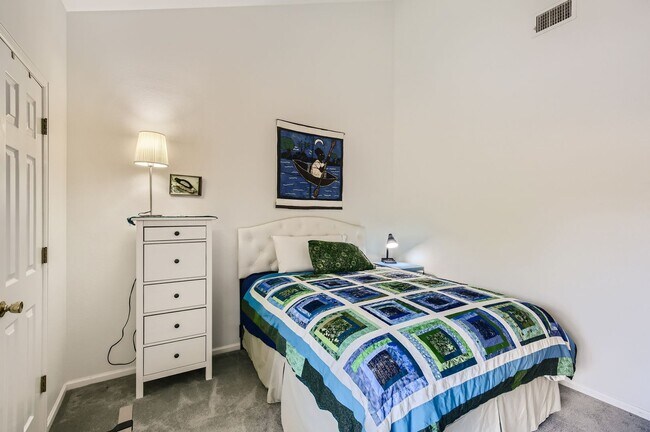 Building Photo - Turnkey 2 BDR/2BA Boulder Condo