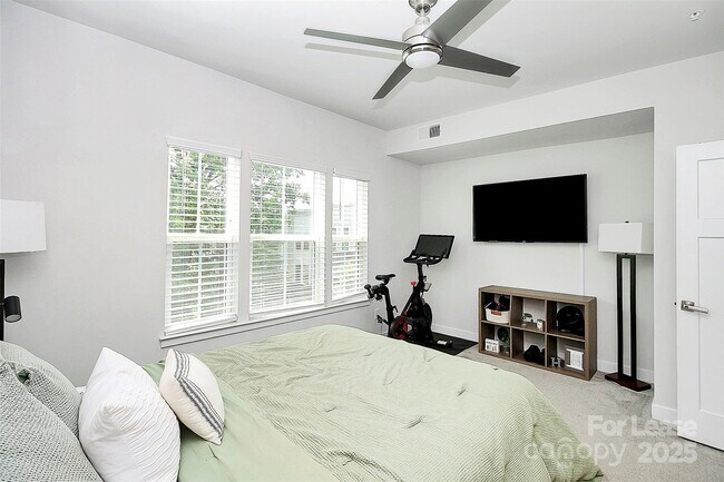 Building Photo - 256 Parkwood Ave