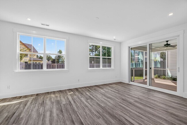 Building Photo - Modern Comfort in the Heart of Johns Island