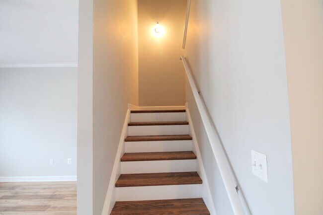 Building Photo - Large 3 level large end unit townhome with...