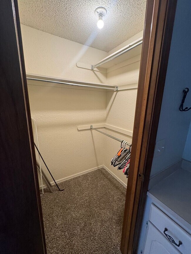 Building Photo - 3 bedroom, 2 bathroom, 2 car garage in Sou...