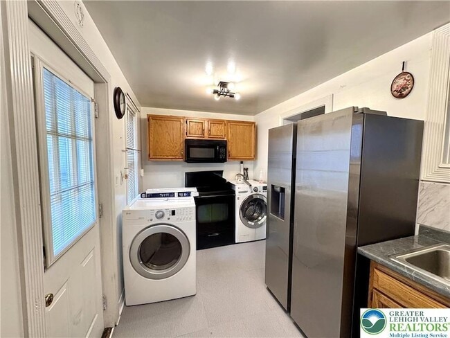 Building Photo - 527 Bradley St