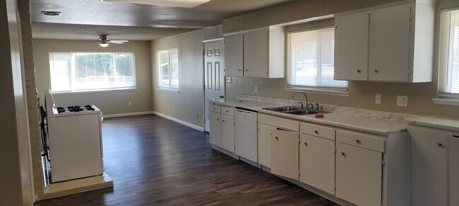 Building Photo - Beautiful home. Apply today!