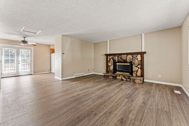 Building Photo - Near Downtown Castle Rock location with No HOA and HUGE YARD