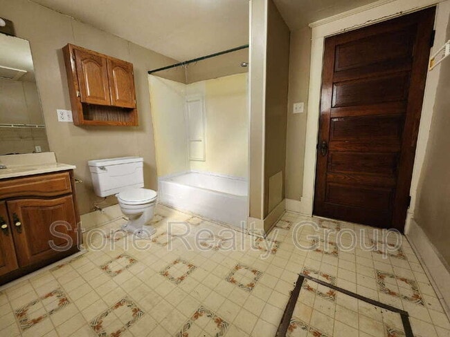 Building Photo - 706 N Erie St