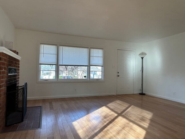 Building Photo - 1295 Floral Ave