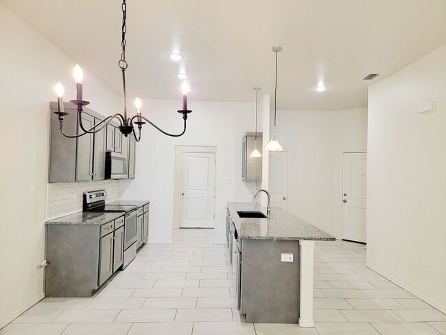 Building Photo - Stunning 3 Bedroom Townhome in Frenship School District