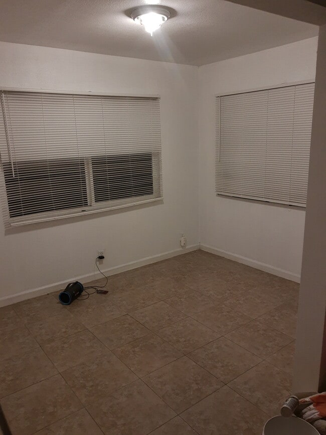 Building Photo - 941 E 52nd Pl