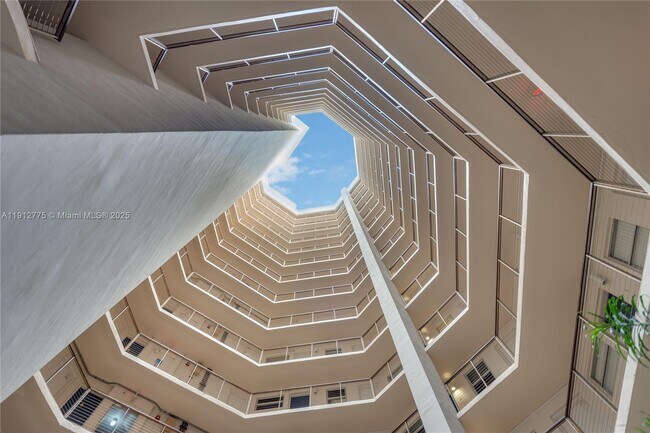 Building Photo - 1881 Washington Ave