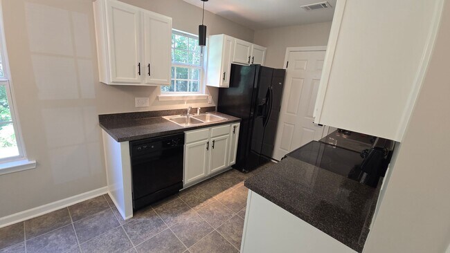 Building Photo - 614 Summerhill Dr