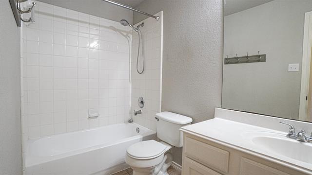 Building Photo - 2210 Garden Crest Dr