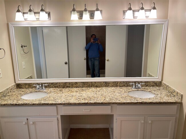 Building Photo - 2914 Arrowhead Dr