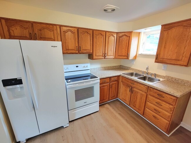 Building Photo - *Beautifully Updated 3BD/2BA Single Family Home Available in Whitehall*