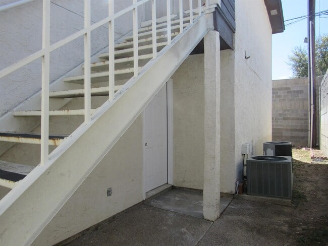 Building Photo - 104 Belaire Dr