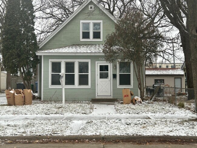 Primary Photo - 950 27th Ave NE