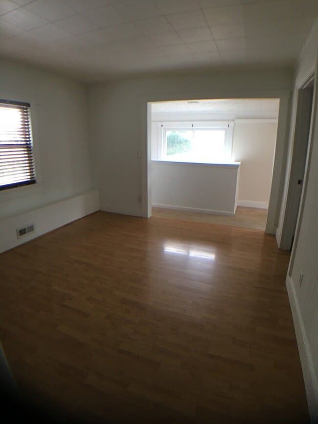 Building Photo - Radford (West End), 2 BR / 1 BA, Available August
