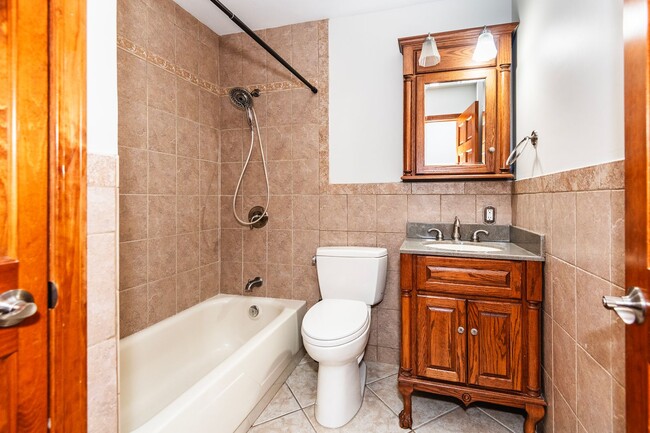 Building Photo - Spacious 4-Bed, 2.5-Bath Split-Level Home