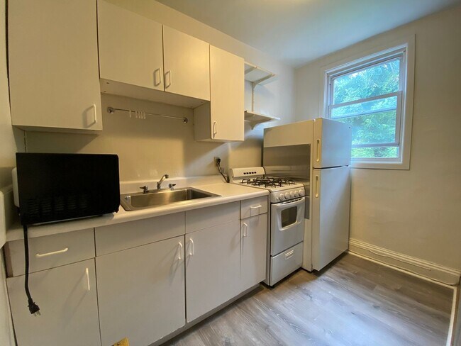 Primary Photo - Stunning Two Bedroom in Oakland! One Off-S...