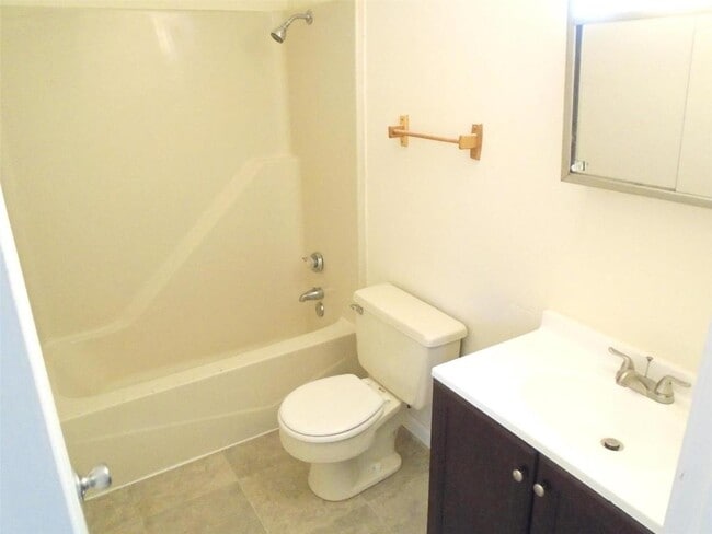 Building Photo - 822 White Oak Dr
