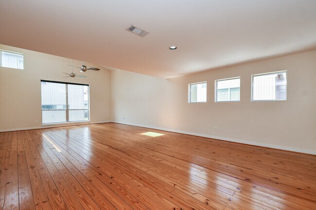 Building Photo - 824 Robin St