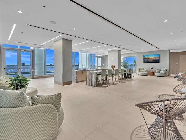 Building Photo - 700 NE 26th Terrace