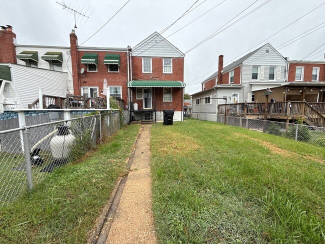 Building Photo - Three Bedroom 1 Bath house in Baltimore