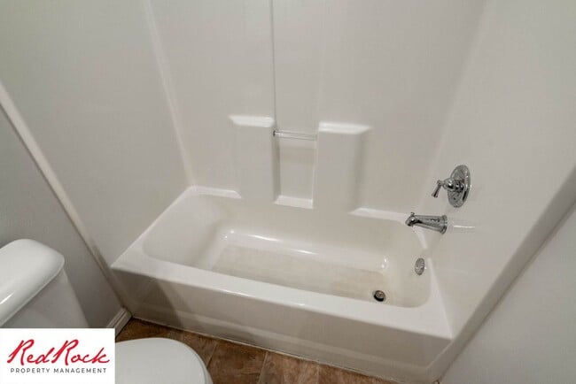 Building Photo - Pet Friendly! Spacious 4 Bedroom Townhome!