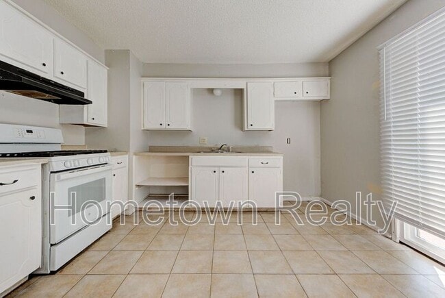 Building Photo - 208 W Shadywood Dr
