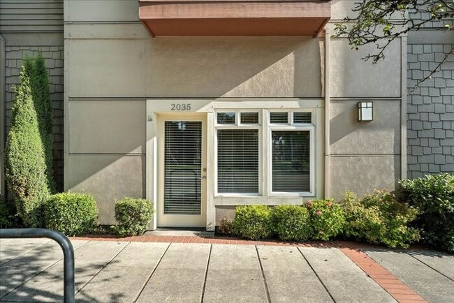 Building Photo - Versatile Townhome: Perfect for Live/Work ...