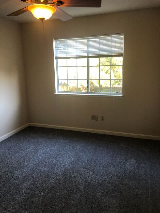 Building Photo - Desirable 3 Bedroom Townhouse on the Southside of Livermore