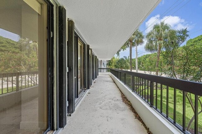 Building Photo - 277 N Ocean Blvd
