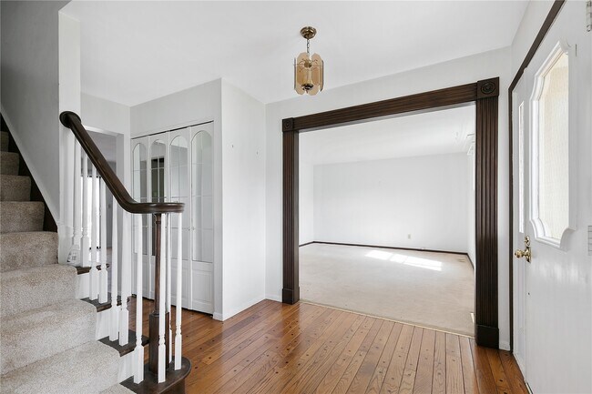 Building Photo - 15575 Clover Ridge Dr