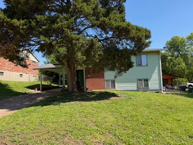 Building Photo - Well-Maintained Split-Level Home in Webster Groves, MO — Spacious & Family-Friendly