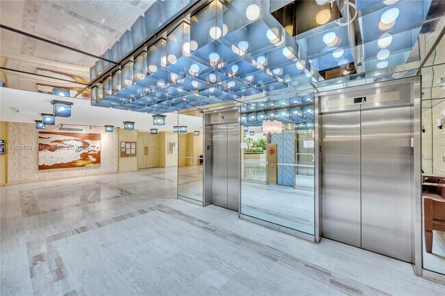 Building Photo - 4101 Pine Tree Dr