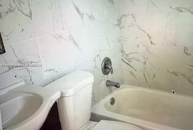 Building Photo - 1704 SW 43rd Ave