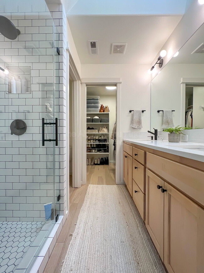 Building Photo - 7399 NE Stonewater St