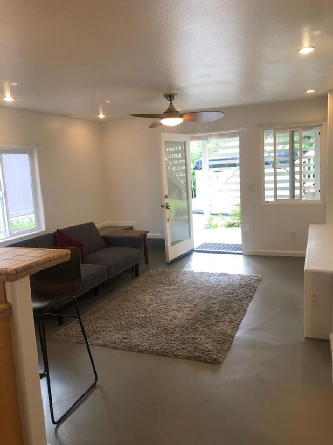 Building Photo - FURNISHED. Lovely 1 bedroom 1 Bath Unit in...