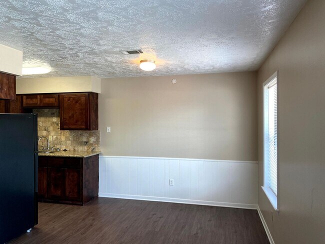 Building Photo - Cozy 2/2 Duplex Available for Prelease!