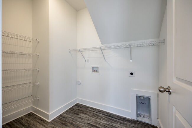 Building Photo - 913 W Virginia Ave