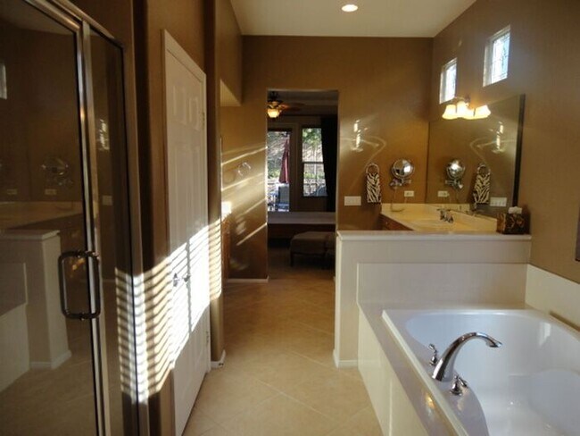 Building Photo - Luxurious 2 + 2.5 Belcaro 2392 SQFT Retire...