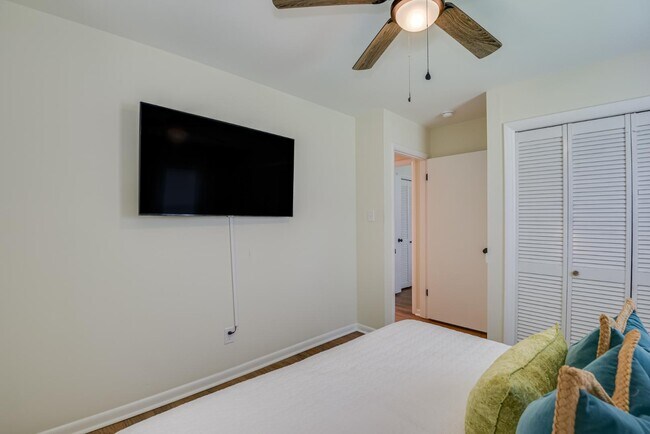 Building Photo - 1209 Azalea Dr