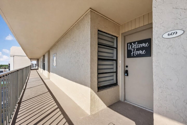 Building Photo - 6 Royal Palm Way