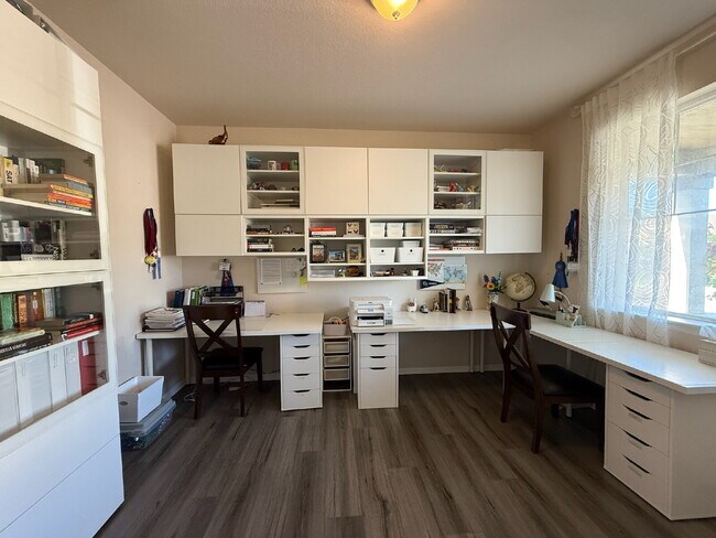 Building Photo - "Spacious 6-Bedroom Haven with 5 Full Baths in Aurora - 3,729 Sq. Ft. of Comfort & Style!"